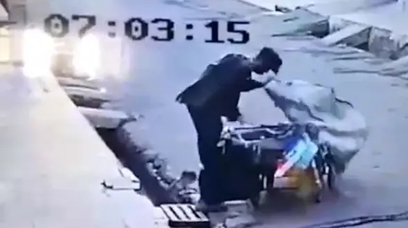 فیلم لحظه سرقت پل آهنی در روز روشن/ نون خشکی گریخت