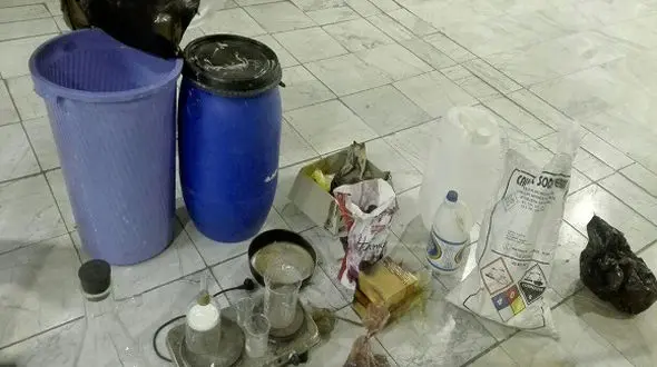 انهدام لابراتور تولید شیشه در قم/ کشف‌ بیش‌ از ۳ کیلوگرم مواد پیش ساخت 