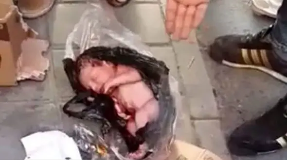 اولین فیلم  نوزاد زنده در سطل زباله نازی آباد + عکس  شیرخوردن !