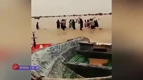 شادی مردم زابل از ورود سیلاب به دشت سیستان +فیلم
