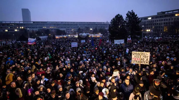 تجمع در اعتراض به قتل یک خبرنگار +تصاویر