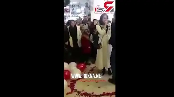 فیلم لحظه دستگیری دختر و پسر اراکی که در وسط پاساژ از هم خواستگاری کردند