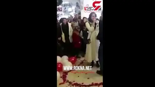 فیلم لحظه دستگیری دختر و پسر اراکی که در وسط پاساژ از هم خواستگاری کردند