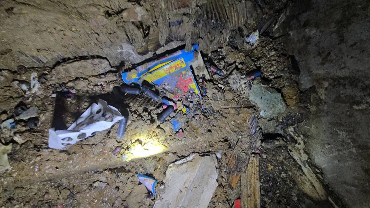 انفجار مرگبار مواد محترقه در خیابان مولوی قبل از چهارشنبه سوری / نجات ۳ مصدوم از زیر آوار