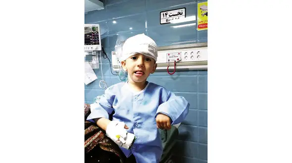 عکس خنده‌های علی کوچولو پس از معجزه نجات / گلوله برادرش به سرش خورد