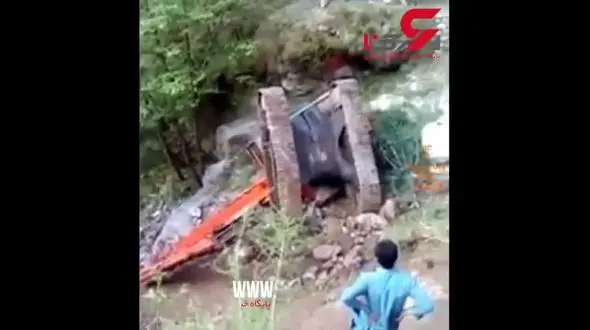 فرار عجیب راننده از سقوط بیل مکانیکی+ فیلم