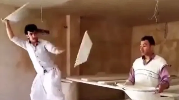 فیلم/ خلاقیت تحسین‌برانگیز و خنده‌دار اوستا گچ‌کار ایرانی در گچ کاری به روش الاکُلنگی حماسه آفرید/ داداش به خدا این راهش نیستا