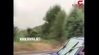 ابتکار جالب راننده برای حل مشکل خرابی برف پاکن هنگام بارندگی! +فیلم 