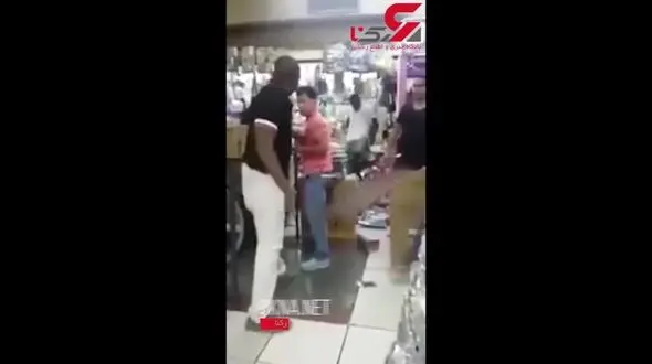 مسخره کردن مرد سیاه پوست کار دست یک مرد چینی داد! +فیلم