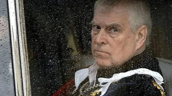 شاهزاده اندرو و ماجرای کناره‌گیری از القاب سلطنتی