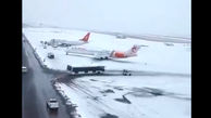 ببینید / زمین‌گیر شدن هواپیماهای فرودگاه مشهد در برف و یخبندان + فیلم