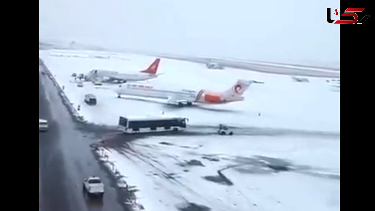ببینید / زمین‌گیر شدن هواپیماهای فرودگاه مشهد در برف و یخبندان + فیلم