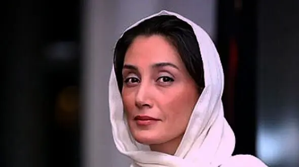 هدیه تهرانی سوپراستار سینما در حال جابه جایی چوب های سنگین +عکس/ زور آزمایی خانم بازیگر
