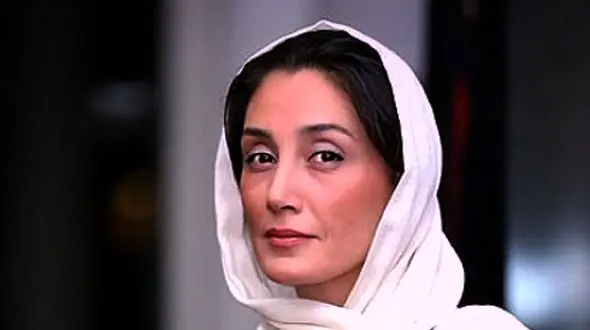 هدیه تهرانی سوپراستار سینما در حال جابه جایی چوب های سنگین +عکس/ زور آزمایی خانم بازیگر