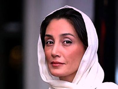 هدیه تهرانی سوپراستار سینما در حال جابه جایی چوب های سنگین +عکس/ زور آزمایی خانم بازیگر