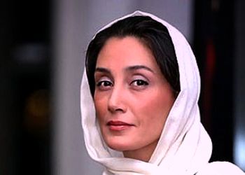هدیه تهرانی سوپراستار سینما در حال جابه جایی چوب های سنگین +عکس/ زور آزمایی خانم بازیگر