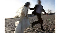 عجیب ترین شوک به داماد در شب زفاف ! / به عروس گفت از حجله فرار کن !