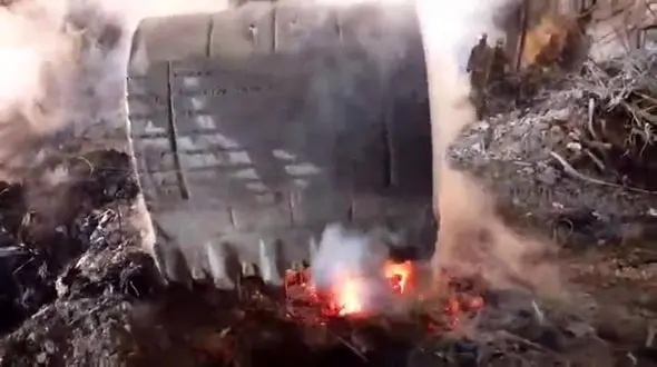 فیلم خارج شدن گاو صندوق مذاب که آتش از آن زبانه می کشد+تصویر