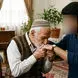 بوسه پدر به دستان پسرش که او را زیر کتک هایش بیهوش کرده بود /  دلتان کباب می شود