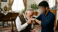 بوسه پدر به دستان پسرش که او را زیر کتک هایش بیهوش کرده بود /  دلتان کباب می شود