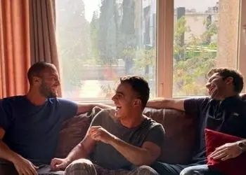 فیلم/نگاهی به چیدمان منزل مجردی علی شادمان با دکوراسیون مینیمال و جزئیات کلاسیک/ فرش دستبافت هریس و ماشینی موزائیکی، میز ناهارخوری 8 نفره، مبلمان چرمی و...