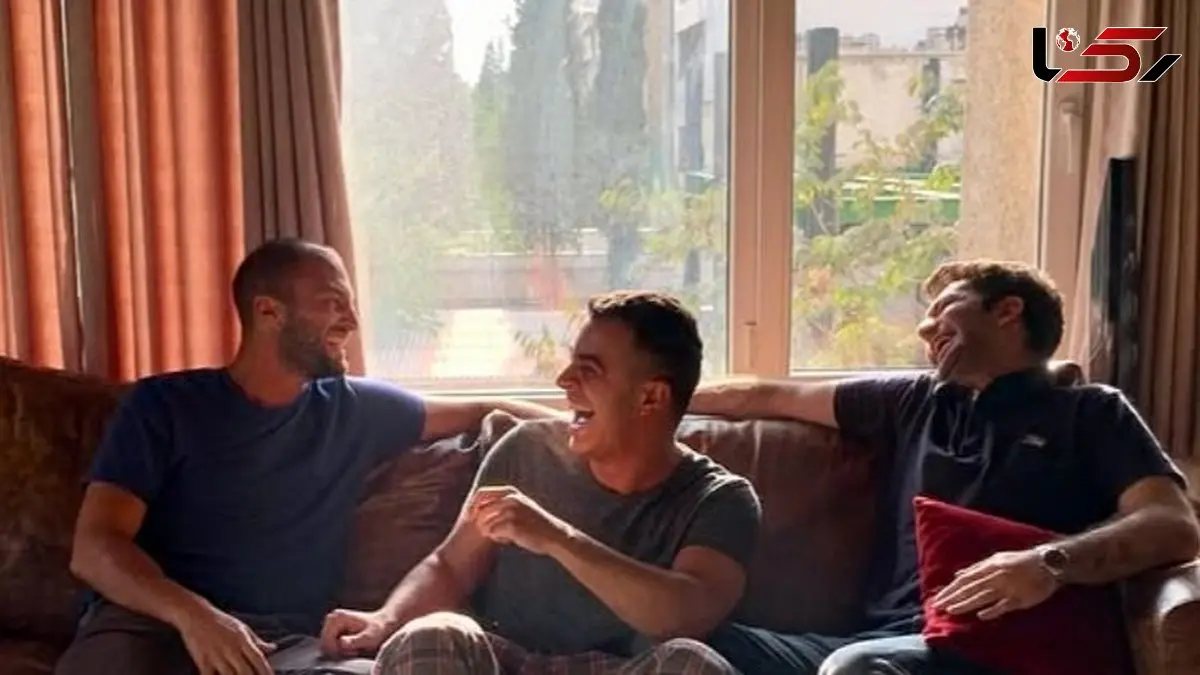 فیلم/نگاهی به چیدمان منزل مجردی علی شادمان با دکوراسیون مینیمال و جزئیات کلاسیک/ فرش دستبافت هریس و ماشینی موزائیکی، میز ناهارخوری 8 نفره، مبلمان چرمی و...