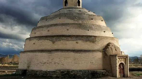 یخچال میرفتاح در ملایر فرو ریخت / ضربه مهلک باران به آثار باستانی + عکس