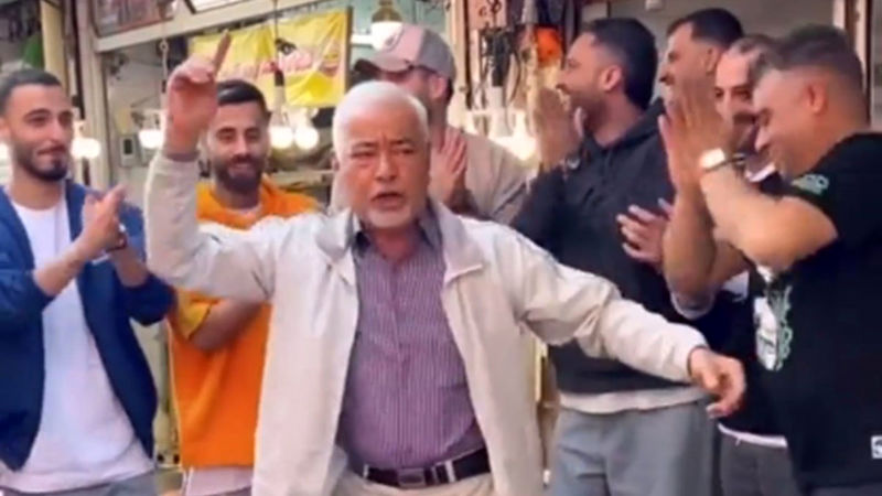 صادق بنا متجدد معروف به صادق بوقی که در بازار رشت گیلکی می‌خواند
