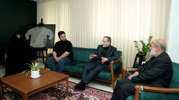 دیدار وزیر امور خارجه با خانواده شهید سردار حاجی زاده 