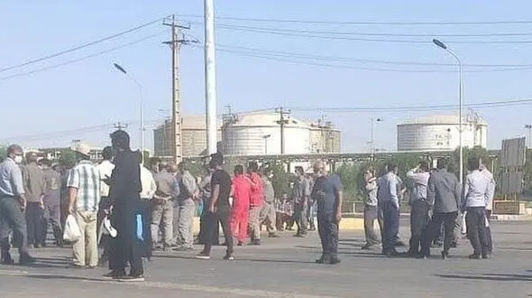 علت و ابعاد اعتراض کارگران پارس جنوبی / کارگر سعی می کند تا زیر خط فقر زنده بماند