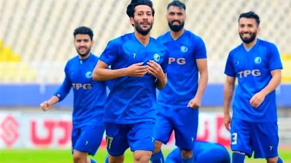 گفت و گو با فوتبالیست اهوازی که دستفروشی می کند/ مروانی: آدم باید نان بازویش را بخورد + صوت