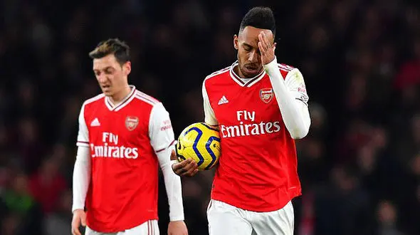 اتفاقی عجیب در ورزشگاه امارات / مهاجم آرسنال در جریان بازی به دستشویی رفت و برگشت! + عکس