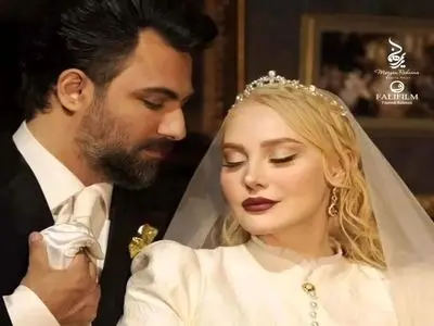 فیلم / معماری خلاقانه /  آرام جعفری چه فرش رنگ و لعاب داری برا جهیزیه اش خرید ست با دکور خونش / چیدمان خوشرنگ از لوستر سبز تا مبلمان و میز ناهارخوری فندقی و سبز ....