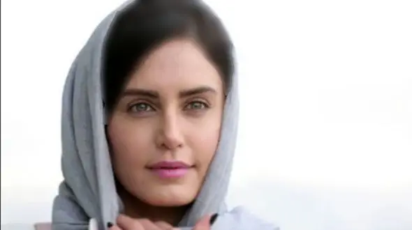 مدیتیشن بهاری و حرفه ای الناز شاکردوست وسط دشت سرسبز و پر از گل+عکس/ شگرد جالب خانوم بازیگر برای آفتاب سوخته نشدن