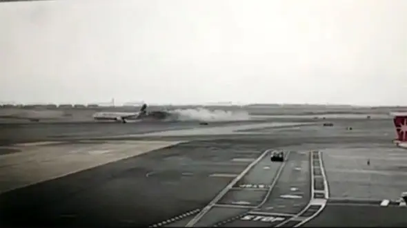 فیلم تصادف هولناک  هواپیما با خودروی آتش‌نشانی در باند فرودگاه / شوکه می شوید