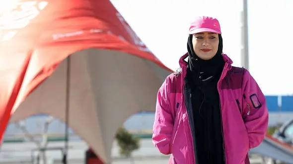 این زن از ابرها می ترسد ولی هر روز پرواز می کند + فیلم 