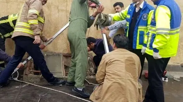 نجات کودک 5 ساله سنندجی از درون کانال تهیه هوا + عکس