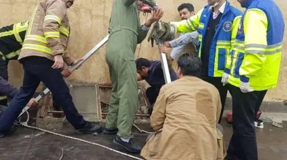 نجات کودک 5 ساله سنندجی از درون کانال تهیه هوا + عکس