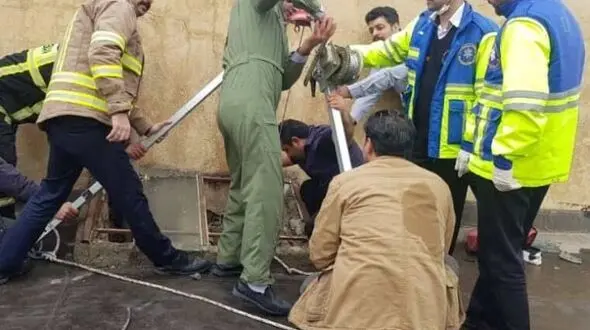 نجات کودک 5 ساله سنندجی از درون کانال تهیه هوا + عکس
