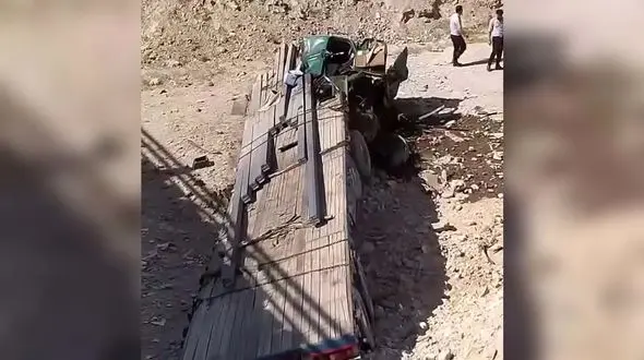 فیلم واژگون شدن تریلی در تبریز /  کشنده تریلی زیر بار له شد