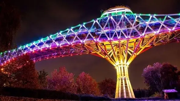 پل طبیعت به رنگ پرچم ایران درآمد