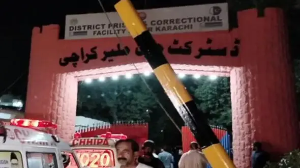 یکصد زندانی از زندان مرکزی کراچی در پاکستان گریختند 