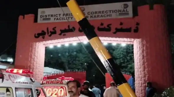 یکصد زندانی از زندان مرکزی کراچی در پاکستان گریختند 