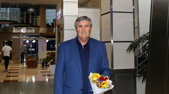 گزینه سرمربیگری استقلال وارد ساختمان باشگاه شد/ استقبال حجت کریمی از خوان رامون لوپز + فیلم