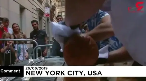 طبخ ساندویچ هات‌داگ ۳۰کیلویی در نیویورک+فیلم