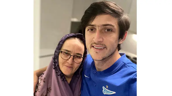 عکس/ سنگ تمام سردار آزمون برای مادرش