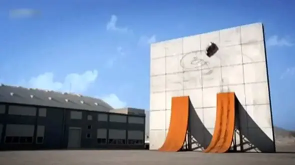 رانندگی عجیب  روی دیوار صاف + فیلم