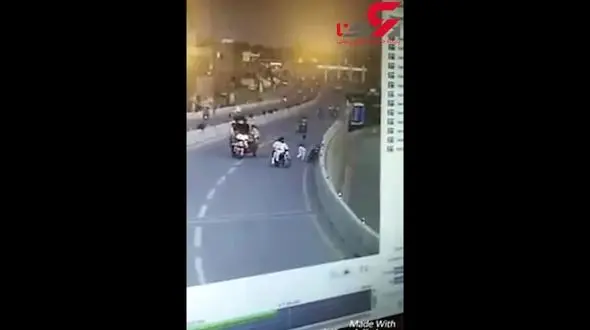 فیلم تصادف وحشتناک 2 موتور هنگام شادی کردن با پرچم در اتوبان 