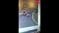 فیلم تصادف وحشتناک 2 موتور هنگام شادی کردن با پرچم در اتوبان 