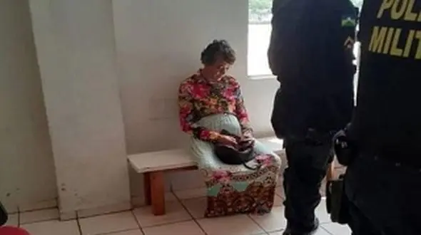 مرد 43 ساله لباس زنانه پوشید و به جای مادرش امتحان رانندگی داد ! + فیلم و عکس از برزیل